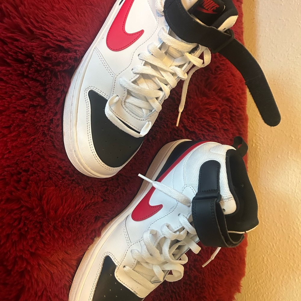 Nike Court Borough Mid 2

Youth size 7 women’s 8.5